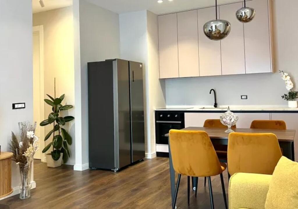 In Affitto: *2+1+2wc &amp; Balcone* *(📍Komuna e Parisit - Vicino a Kika 2)* - Palazzo Nuovo - 9° Piano - *1.100€/Mese* - Sup. 105m² | Investito nei dettagli con Architetto