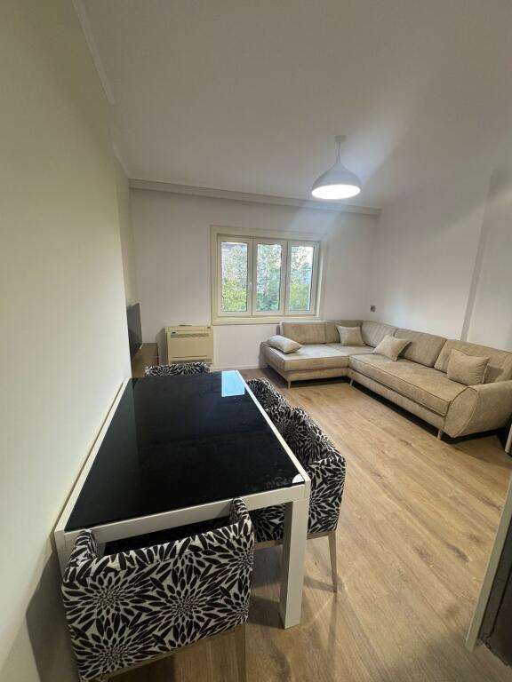 Apartament 1+1 me qira "Komuna e Parisit"