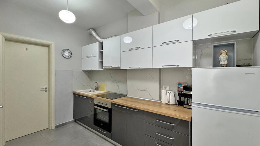 Appartamento Moderno 1+1 con Ampio Balcone in Affitto – Durazzo, Zona Spiaggia