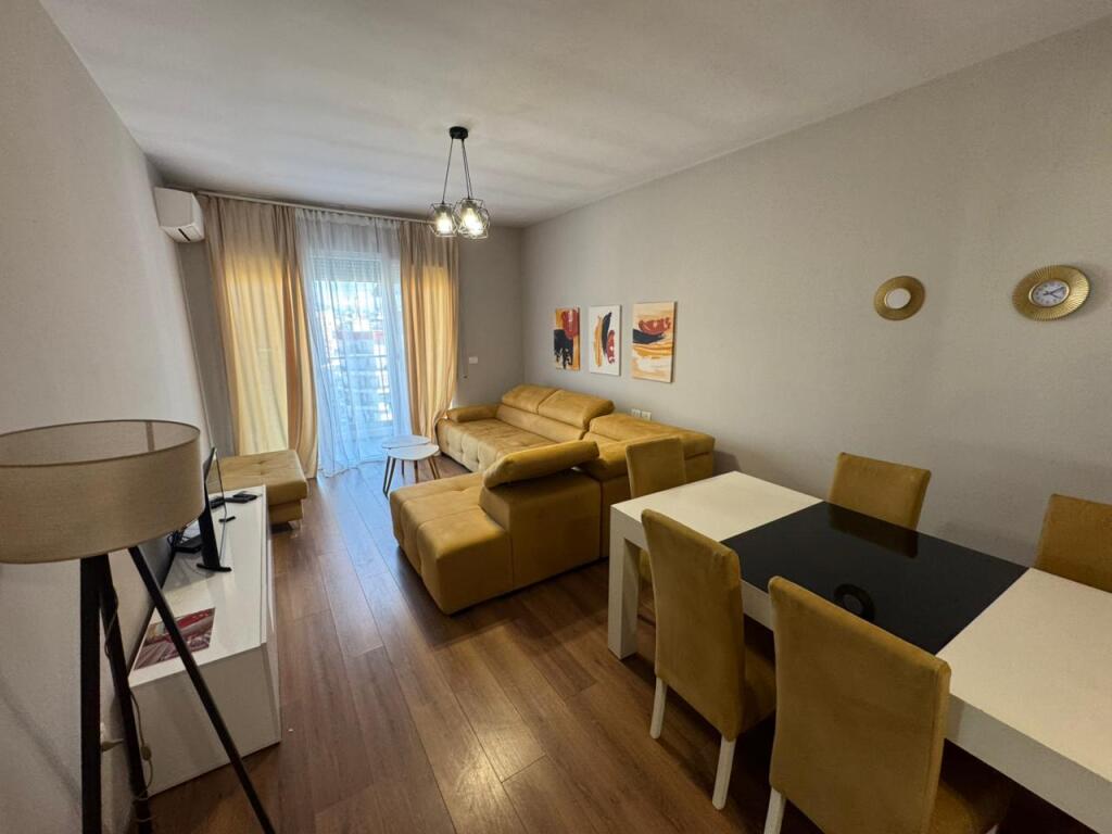 Jepet me Qera Apartament 3+1  Adresa : Don Bosko Market viva  Kati 8  I mobiluar  Siperfaqe : 120 m2  Cmimi : 80,000 lek