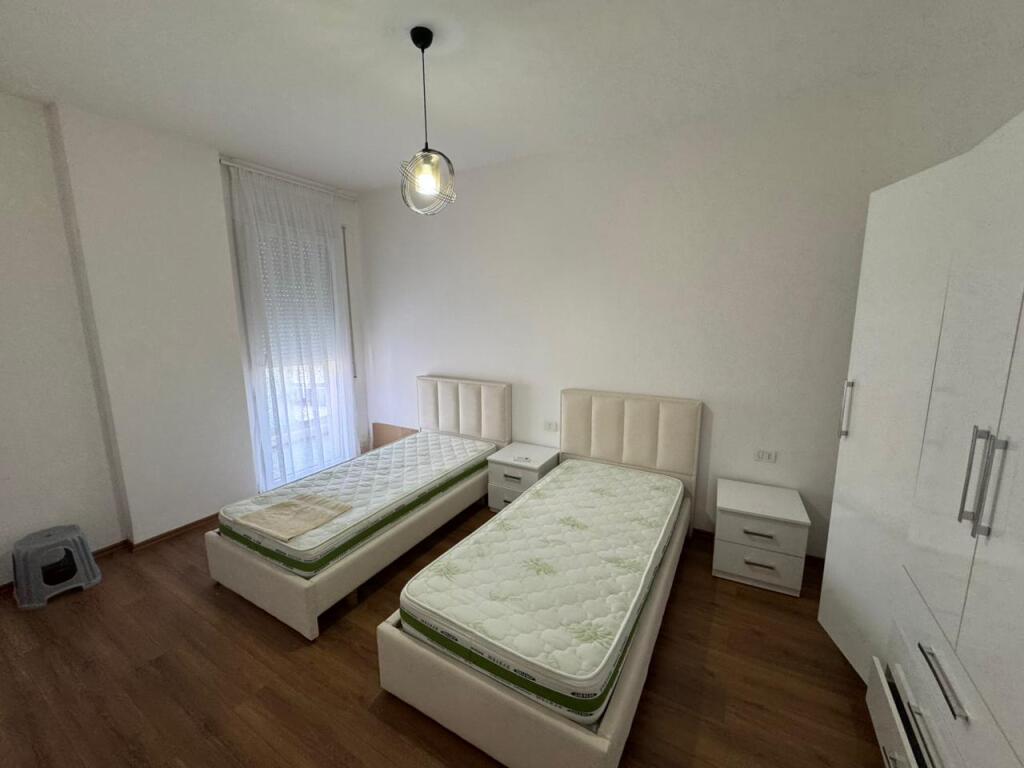 Jepet me Qera Apartament 3+1  Adresa : Don Bosko Market viva  Kati 8  I mobiluar  Siperfaqe : 120 m2  Cmimi : 80,000 lek