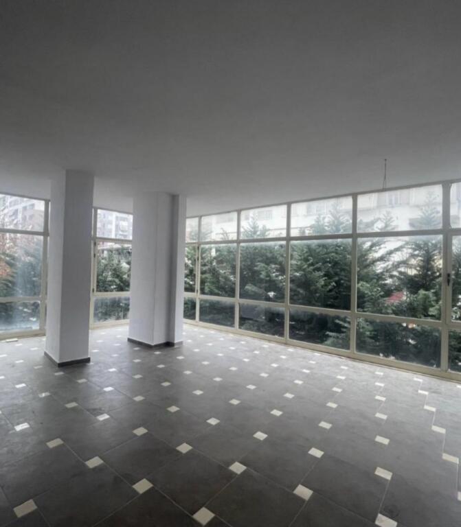 Ambient open space per qera ne Astir