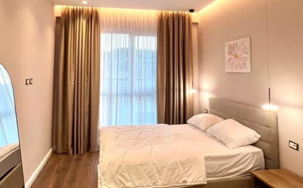 In Affitto: *2+1+2wc &amp; Balcone* *(📍Komuna e Parisit - Vicino a Kika 2)* - Palazzo Nuovo - 9° Piano - *1.100€/Mese* - Sup. 105m² | Investito nei dettagli con Architetto