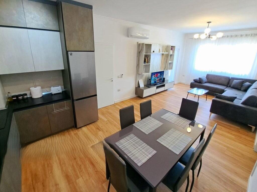 JEPET ME QIRA APARTAMENT 2+1+2 + POST PARKIMI, I NDODHUR PRANE PAZARIT TE RI 1,300 € /Muaj