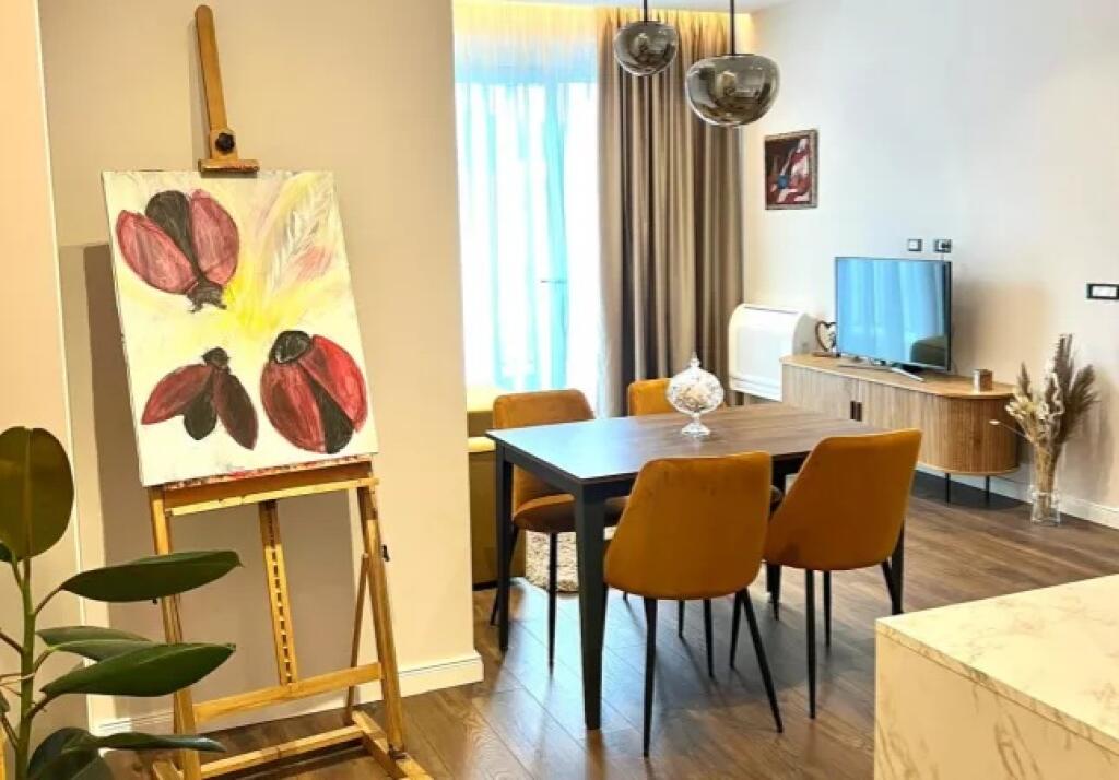 In Affitto: *2+1+2wc &amp; Balcone* *(📍Komuna e Parisit - Vicino a Kika 2)* - Palazzo Nuovo - 9° Piano - *1.100€/Mese* - Sup. 105m² | Investito nei dettagli con Architetto