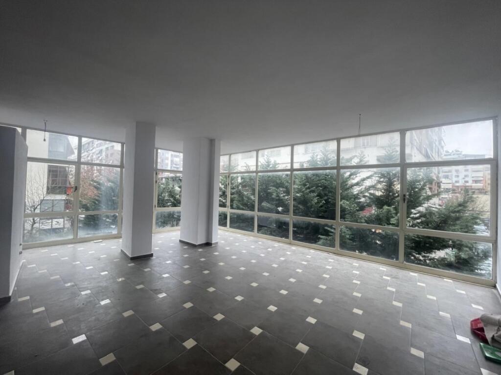 Ambient open space per qera ne Astir