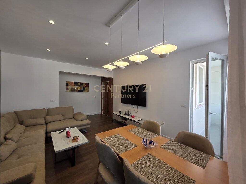 Appartamento 2+1 In Affitto in Via Mine Peza, Tirana - 1000€ | 90 m²