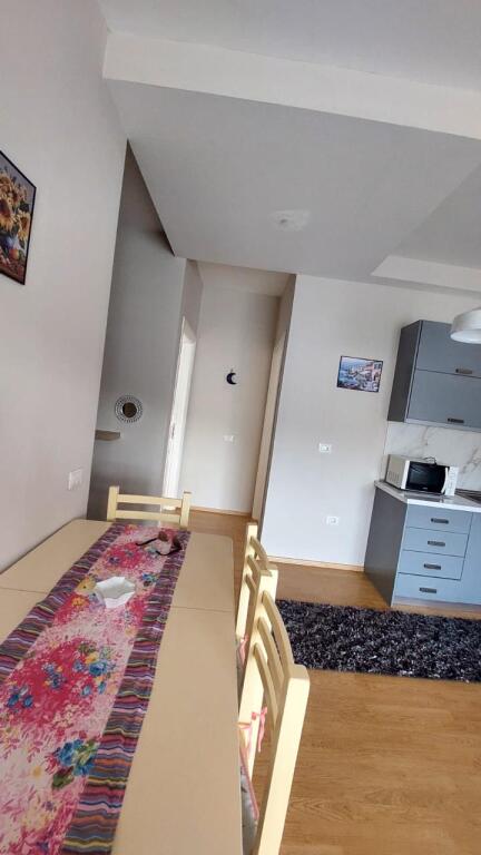2+1,i mobiluar te kompleksi fz liqeni i thate,cmimi 650 euro