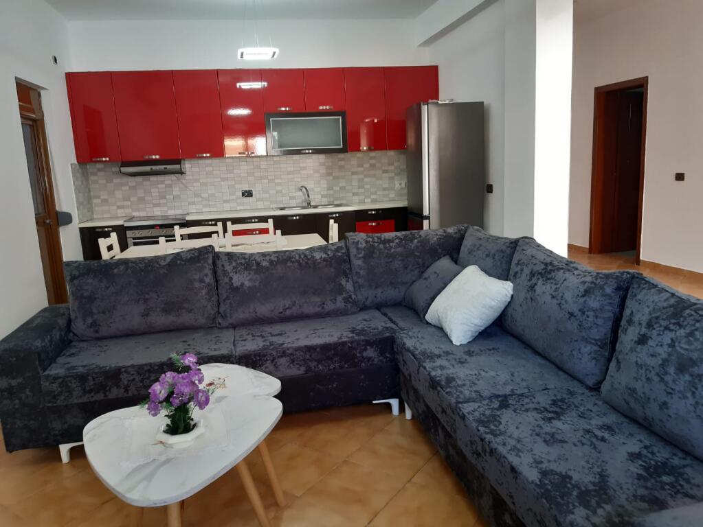 🏢Ne zonen e Astirit,prane Bar 2 Palmat,jepet me qera kati i 2 -te i nje vile,2+1+2,i mobiluar.60,000Leke    