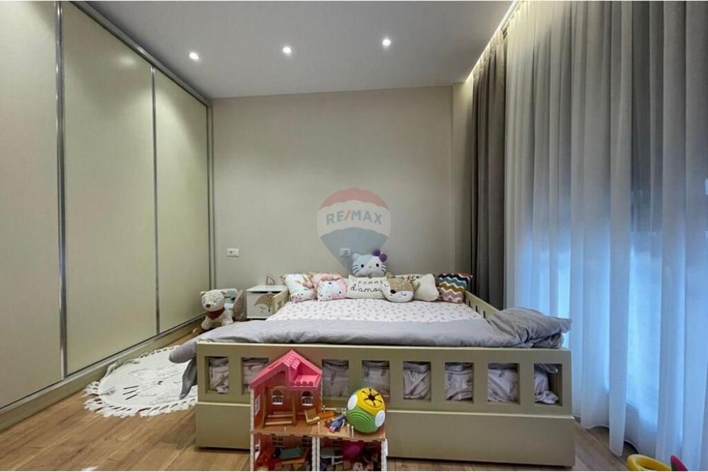 Shitet apartament 2+1+post parkimi te L. i Thate