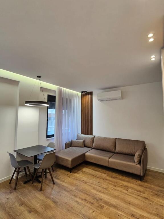 Jepet apartamenti 2+1 te Liqeni i Thate
