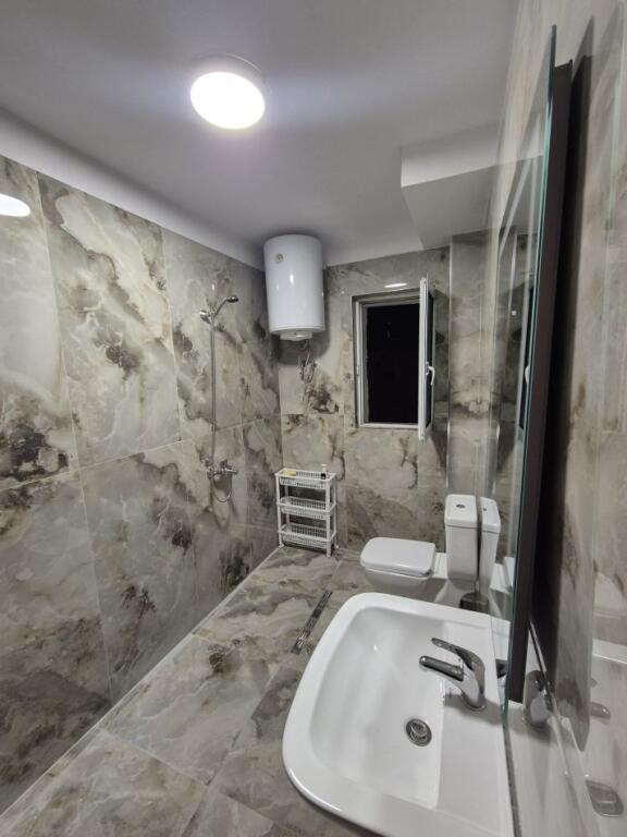 🏢Ne zonen e Ali Demit,prane shkolles 9-Vjecare1 Maji jepet me qera apartament 1+1,bosh 40,000Leke