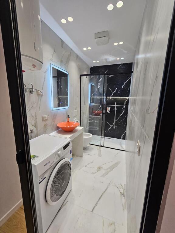Jepet apartamenti 2+1 te Liqeni i Thate