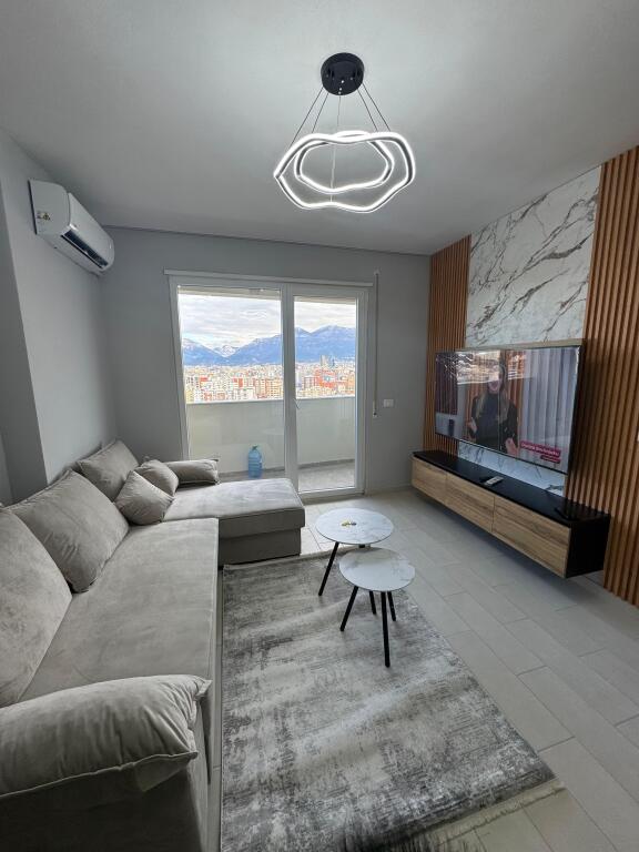 🏡 Qira Apartament 1+1 – Golden Park 📍 Pallati i parë në rrugë, përballë “Amerikan 3” 🏢 Kati i 5-të | Me 2 ashensorë | Pallat i sapo ndërtuar 🛋️ I pabanuar më parë – totalisht fringo i ri 🛏️ 1 dhomë gjumi • 🛁 1 tualet • 🌅 1 ballkon 💶 55,000 lekë/muaj