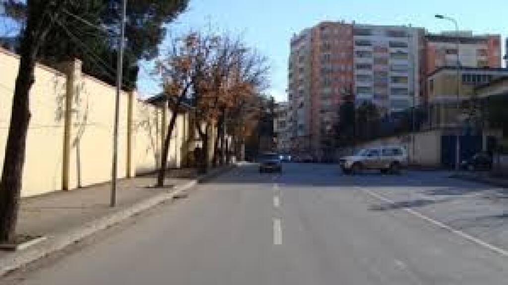SHOP BESIDE ELBASAN ROAD FOR SALE