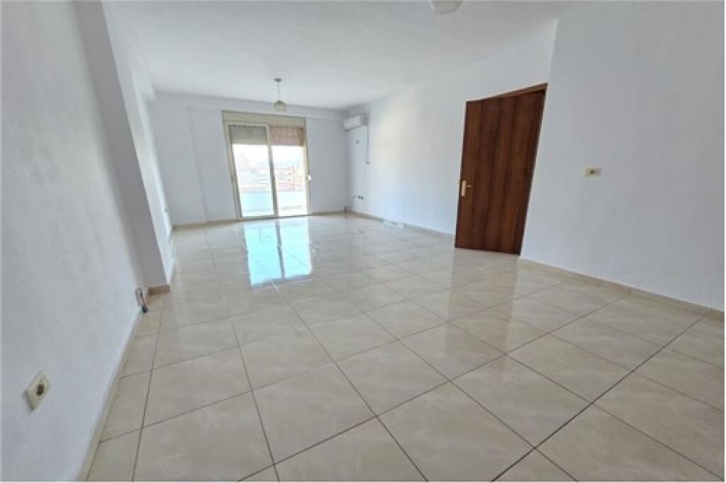 Shitet apartament 2+1+2 ne Don Bosko prane Viva Market .