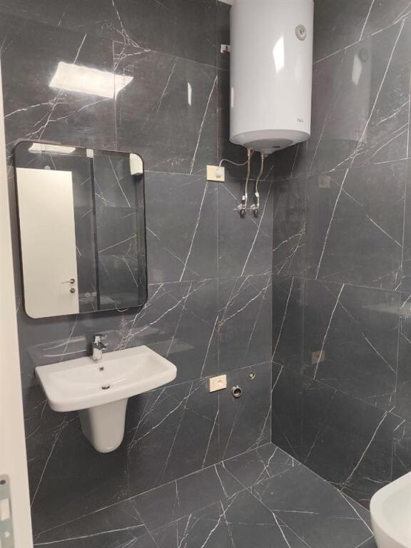 🏢 Locale Moderno in Affitto per Ufficio – Golden Tower Residence
