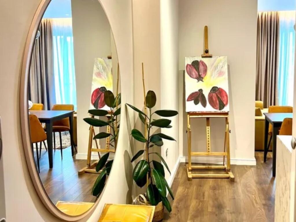 In Affitto: *2+1+2wc &amp; Balcone* *(📍Komuna e Parisit - Vicino a Kika 2)* - Palazzo Nuovo - 9° Piano - *1.100€/Mese* - Sup. 105m² | Investito nei dettagli con Architetto