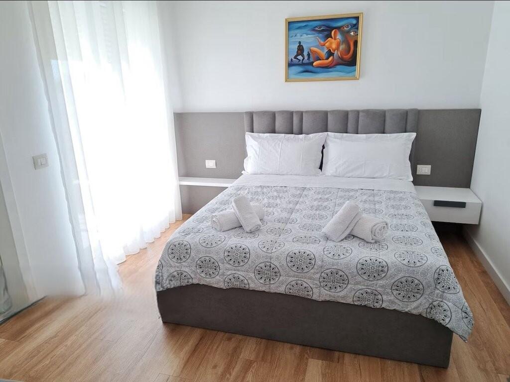 JEPET ME QIRA APARTAMENT 2+1+2 + POST PARKIMI, I NDODHUR PRANE PAZARIT TE RI 1,300 € /Muaj