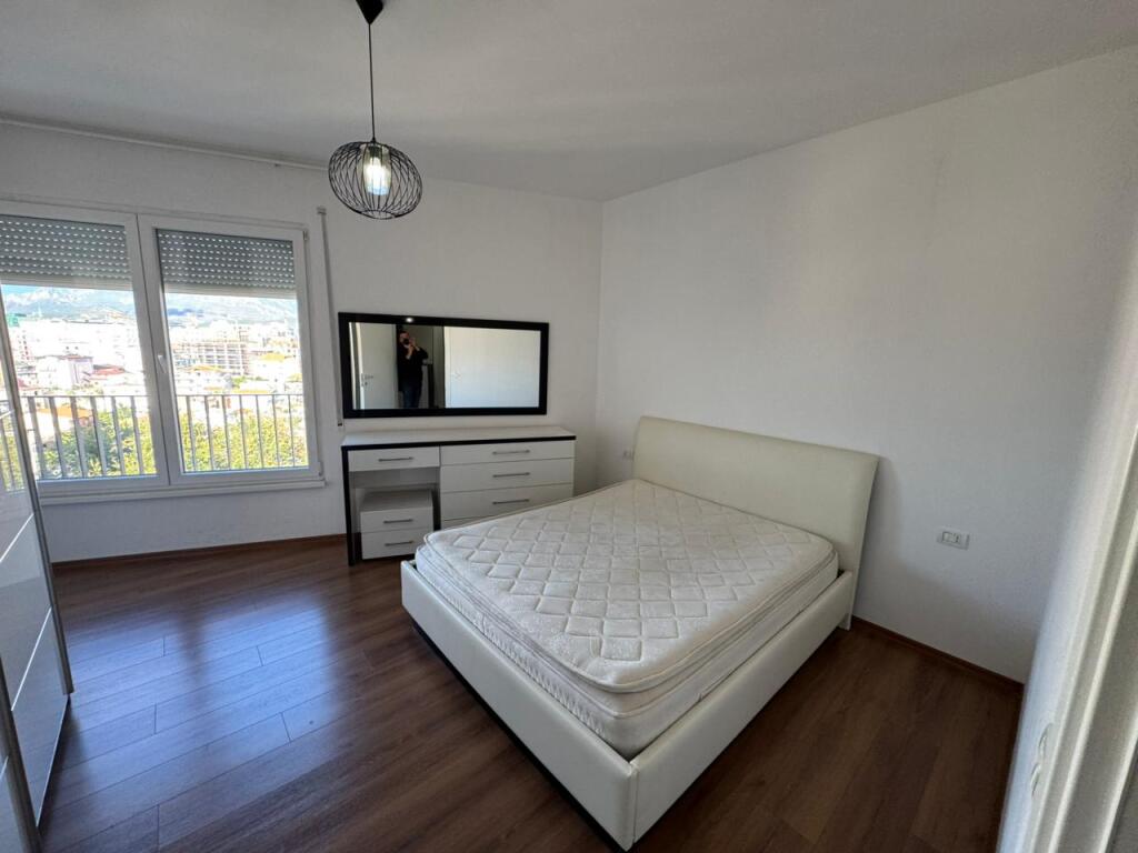 Jepet me Qera Apartament 3+1  Adresa : Don Bosko Market viva  Kati 8  I mobiluar  Siperfaqe : 120 m2  Cmimi : 80,000 lek