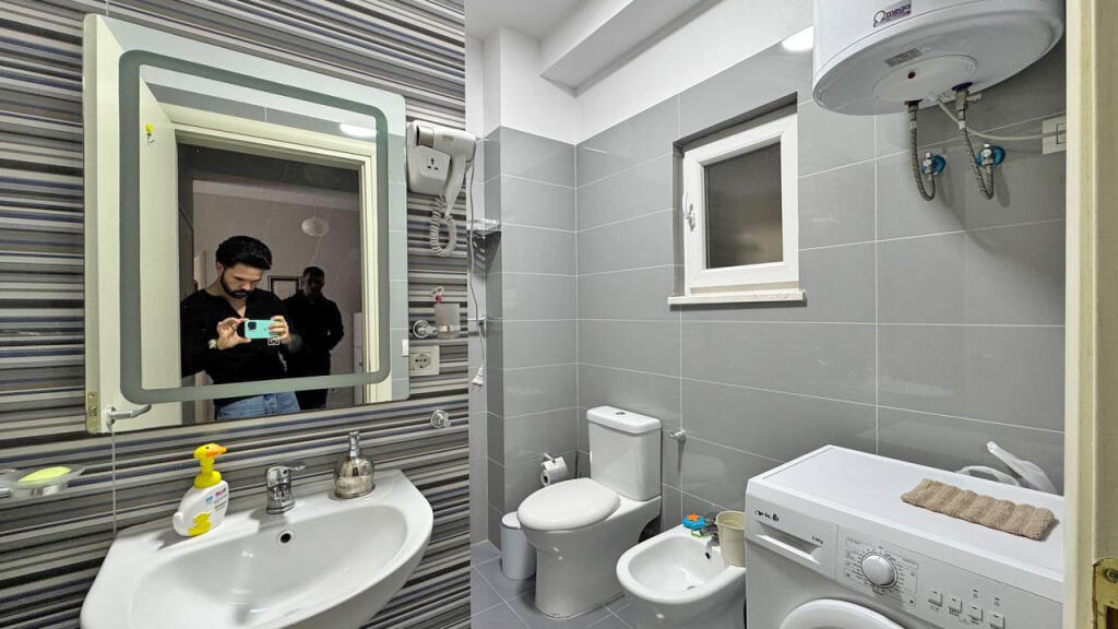 Appartamento Moderno 1+1 con Ampio Balcone in Affitto – Durazzo, Zona Spiaggia