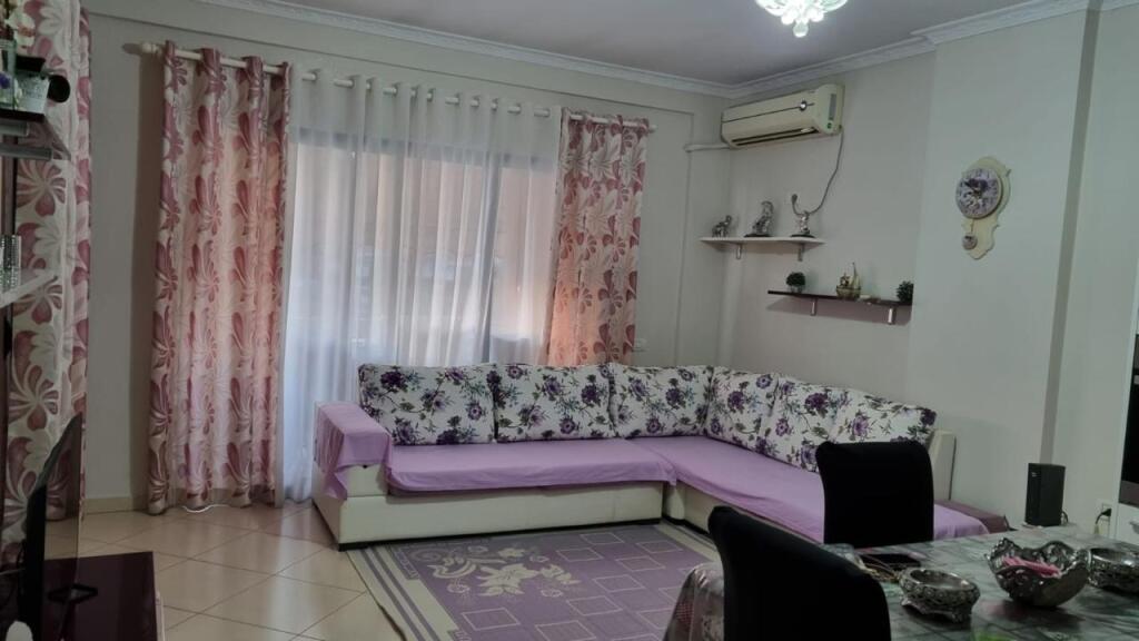 Jepet me qira Apartament 2+1 ne Yzberisht