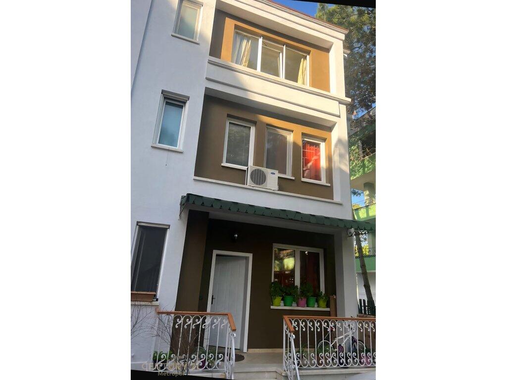Shitet Vilë 3-Katëshe në Qerret, Kavajë!