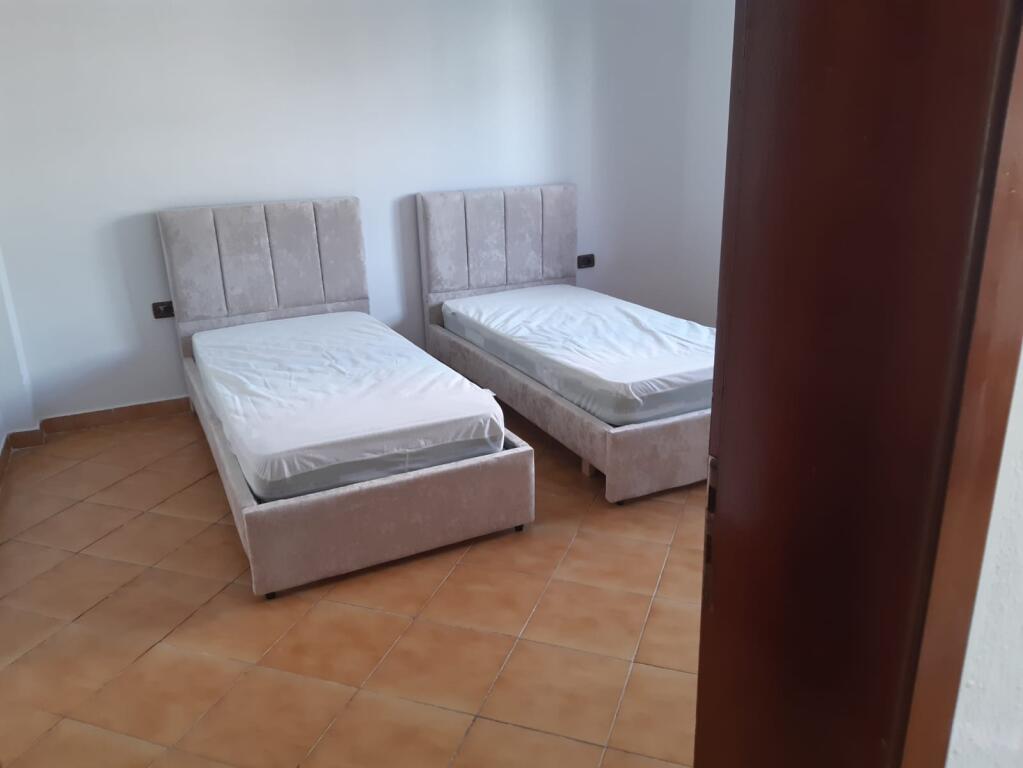 🏢Ne zonen e Astirit,prane Bar 2 Palmat,jepet me qera kati i 2 -te i nje vile,2+1+2,i mobiluar.60,000Leke    