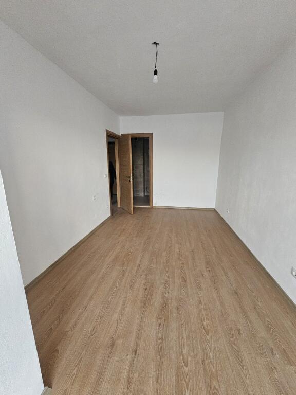 Prima Volta in Affitto: *2+1+2wc &amp; Balcone* (VUOTO)  POSIZIONE  *(📍5 MAGGIO  (i nuovi palazzi costruiti dal Comune) * ~ *40.000 leke/Mese*