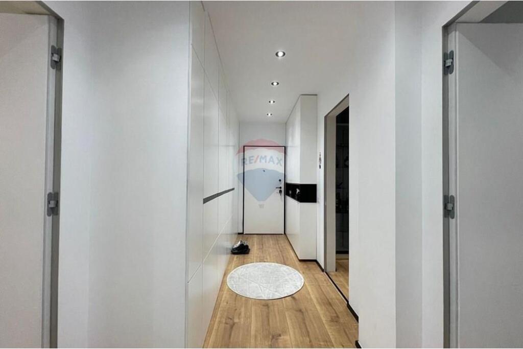 Shitet apartament 2+1+post parkimi te L. i Thate