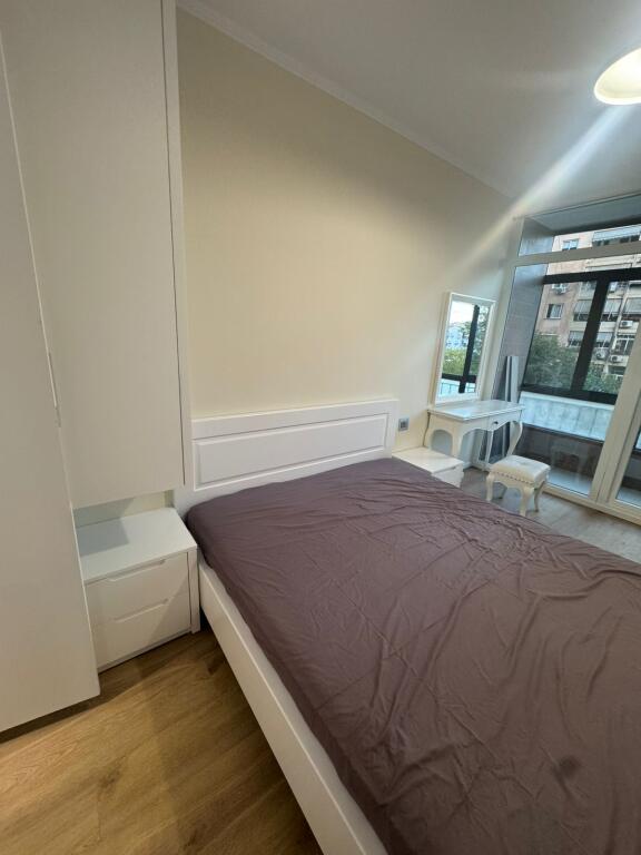 Apartament 1+1 me qira "Komuna e Parisit"