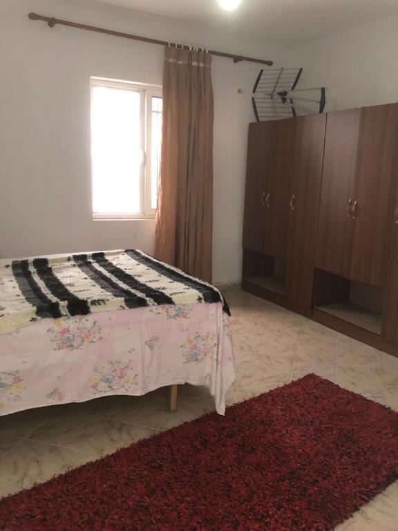 Casa privata 2+1 in affitto Dietro la Facoltà di Medicina/45.000 Lek al mese