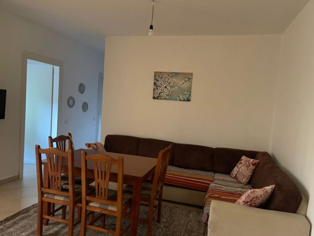 jepet apartament 2+1 me qera tek xhamia , kompshti botanik