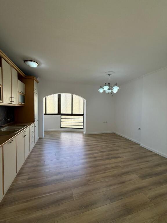 🏠Shitet Apartament 2+1 📍Ish Fusha e Aviacionit, Kati i 5, me ashensor, Me Hipoteke, 💶 Çmimi : 165.000€