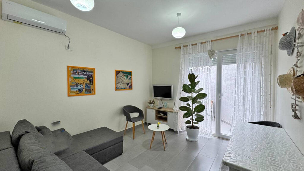 Appartamento Moderno 1+1 con Ampio Balcone in Affitto – Durazzo, Zona Spiaggia