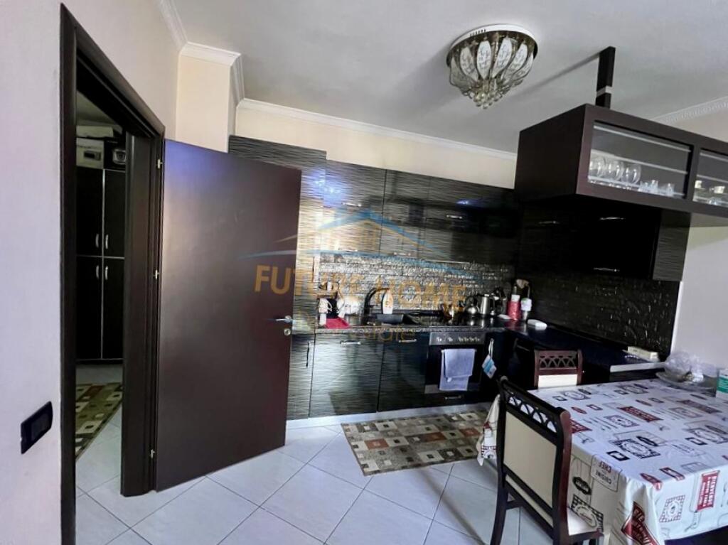 Shitet Apartament 2+1 , Unaza e Re, prane Bar Ikon.