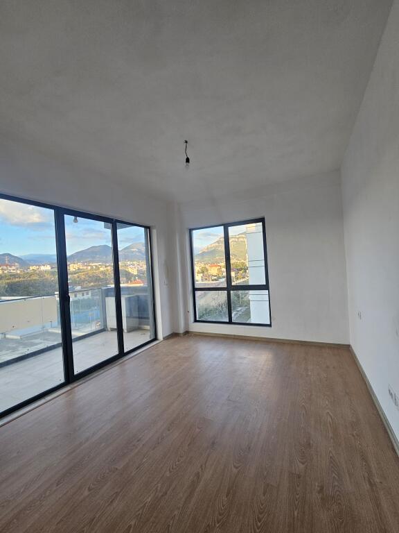 Prima Volta in Affitto: *2+1+2wc &amp; Balcone* (VUOTO)  POSIZIONE  *(📍5 MAGGIO  (i nuovi palazzi costruiti dal Comune) * ~ *40.000 leke/Mese*