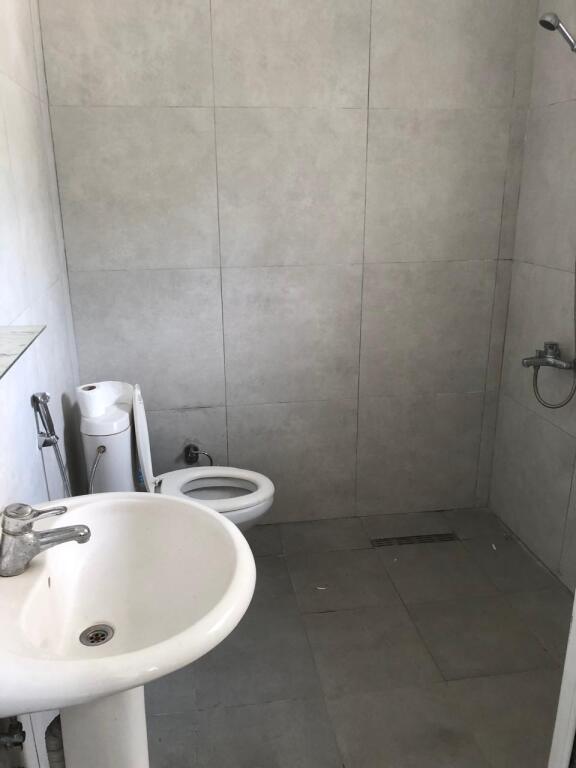 Jepet me qera shtepi private 2+1 Mbrapa Fakultetit Mjeksise