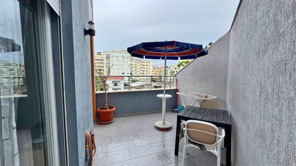 Appartamento Moderno 1+1 con Ampio Balcone in Affitto – Durazzo, Zona Spiaggia