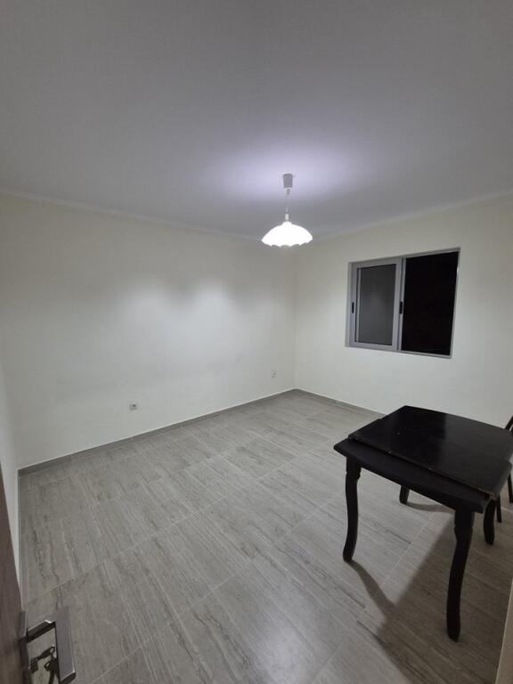 🏢Ne zonen e Ali Demit,prane shkolles 9-Vjecare1 Maji jepet me qera apartament 1+1,bosh 40,000Leke