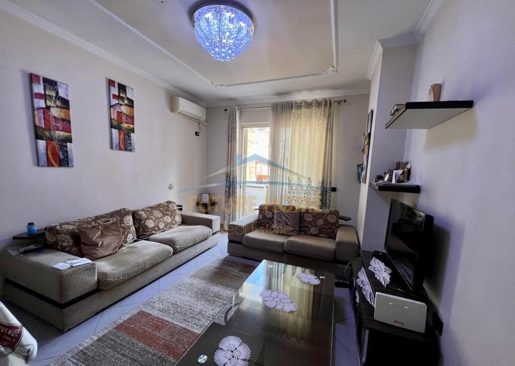 Shitet Apartament 2+1 , Unaza e Re, prane Bar Ikon.