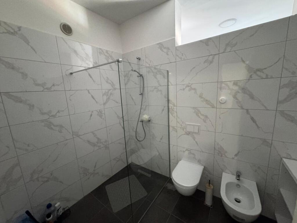 Jepet me Qera Apartament 3+1  Adresa : Don Bosko Market viva  Kati 8  I mobiluar  Siperfaqe : 120 m2  Cmimi : 80,000 lek
