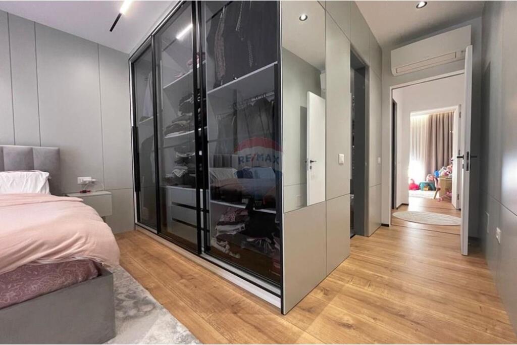 Shitet apartament 2+1+post parkimi te L. i Thate