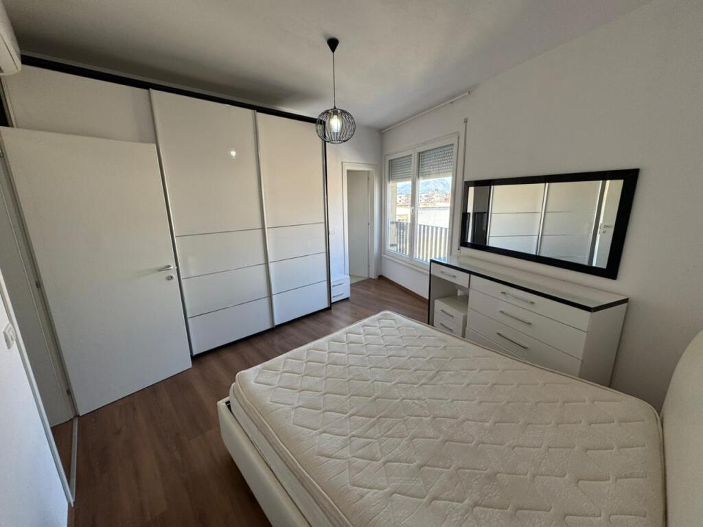 Jepet me Qera Apartament 3+1  Adresa : Don Bosko Market viva  Kati 8  I mobiluar  Siperfaqe : 120 m2  Cmimi : 80,000 lek