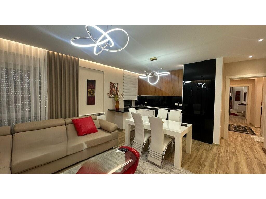 Appartamento in affitto 2+1+2 a Xhamllik! 700 € /Mese