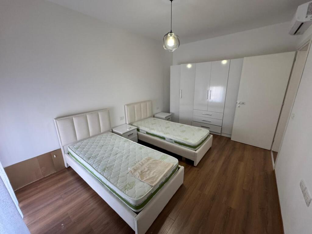 Jepet me Qera Apartament 3+1  Adresa : Don Bosko Market viva  Kati 8  I mobiluar  Siperfaqe : 120 m2  Cmimi : 80,000 lek