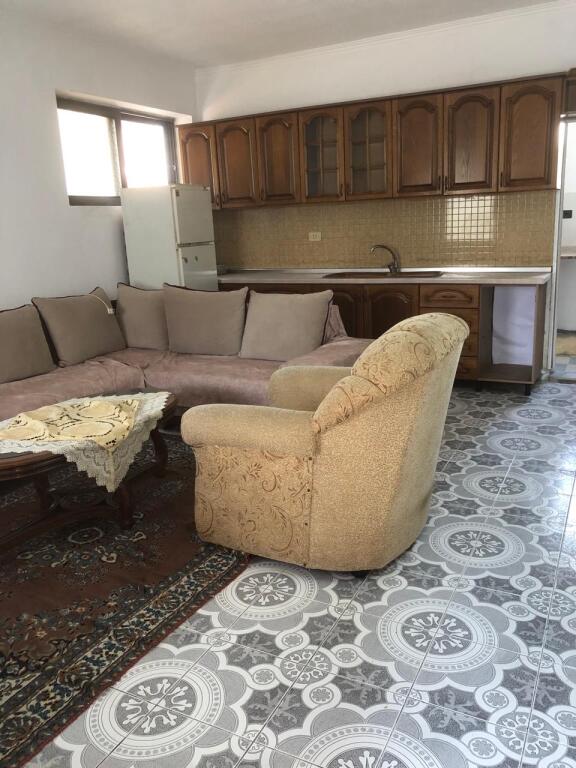 Casa privata 2+1 in affitto Dietro la Facoltà di Medicina/45.000 Lek al mese