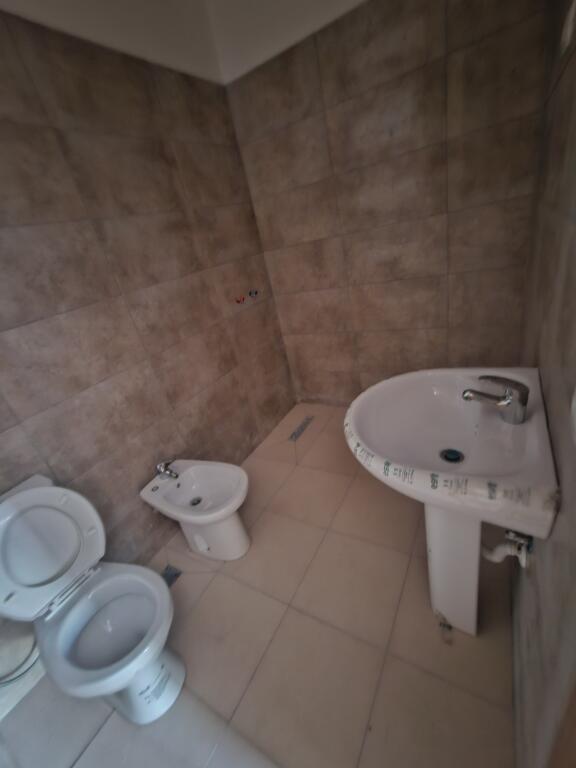 Prima Volta in Affitto: *2+1+2wc &amp; Balcone* (VUOTO)  POSIZIONE  *(📍5 MAGGIO  (i nuovi palazzi costruiti dal Comune) * ~ *40.000 leke/Mese*