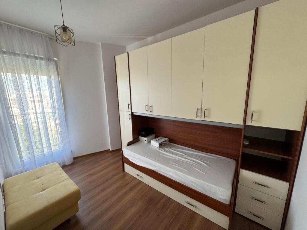 Jepet me Qera Apartament 3+1  Adresa : Don Bosko Market viva  Kati 8  I mobiluar  Siperfaqe : 120 m2  Cmimi : 80,000 lek