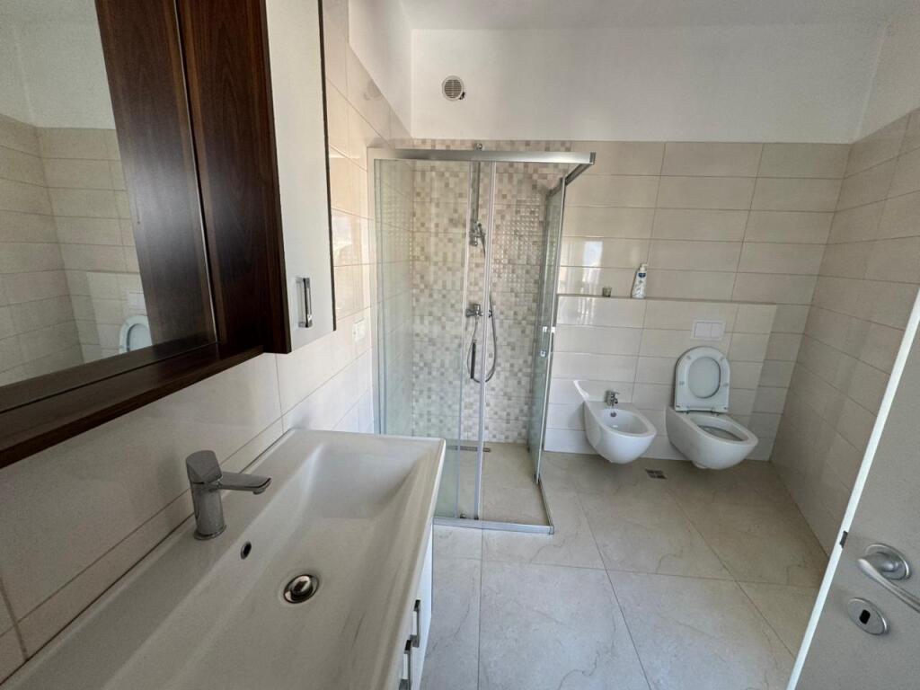 Jepet me Qera Apartament 3+1  Adresa : Don Bosko Market viva  Kati 8  I mobiluar  Siperfaqe : 120 m2  Cmimi : 80,000 lek